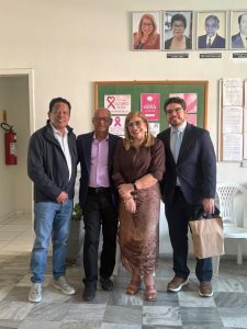 Em novo encontro realizado no último dia 15 de outubro, na sede da AACEP, em Itabuna, a Presidente da entidade, Janete Farias, entregou diretamente ao advogado Dr. Geraldo Magela mais 19 processos judiciais de associados remanescentes. Esses processos remanescentes se juntam aos 139 entregues anteriormente, totalizando 158 processos e referem-se a ações reivindicando o pagamento das diferenças relativas ao acordo administrativo dos 28,86% entre o Funcionalismo Público e o Governo Federal. Essa parceria é consequência dos contatos mantidos pela Presidente da AACEP, Janete Farias, e o escritório de advocacia do Dr. Geraldo Magela, de Brasília-DF. “Estamos atentos a todos os movimentos que possam trazer benefícios aos nossos associados. Agradecemos a sensibilidade e disponibilidade do Dr. Geraldo Magela que tem se empenhado pessoalmente para atender nossas demandas”, declarou Janete Farias. Ela informou, ainda, que todos os ceplaqueanos aposentados que buscaram ajuda na AACEP para a montagem dos processos, mesmo sem serem associados, foram atendidos — e alguns aproveitaram a oportunidade para se associar. Na oportunidade, o Dr. Geraldo Magela, acompanhado do também advogado, Dr. Felipe Barbosa, integrante de seu Escritório, agradeceu mais uma vez a acolhida e garantiu o fortalecimento da parceria para essa e futuras demandas que possam ocorrer sempre em sintonia com a Área Jurídica da Associação. Ele informou que os processos recebidos de agora em diante pela AACEP serão enviados via e-mail. Participaram também do encontro, o associado e representante da AACEP em Brasília, Edmilson Cabral, o Presidente do Sicoob Coopec, Antônio Vidal, além de diretores e profissionais do Núcleo Social da entidade que estavam em atividade na oportunidade. Assessoria de Comunicação da AACEP José Carlos Peixoto (Jornalista e Radialista - DRT/BA - nº 6988).